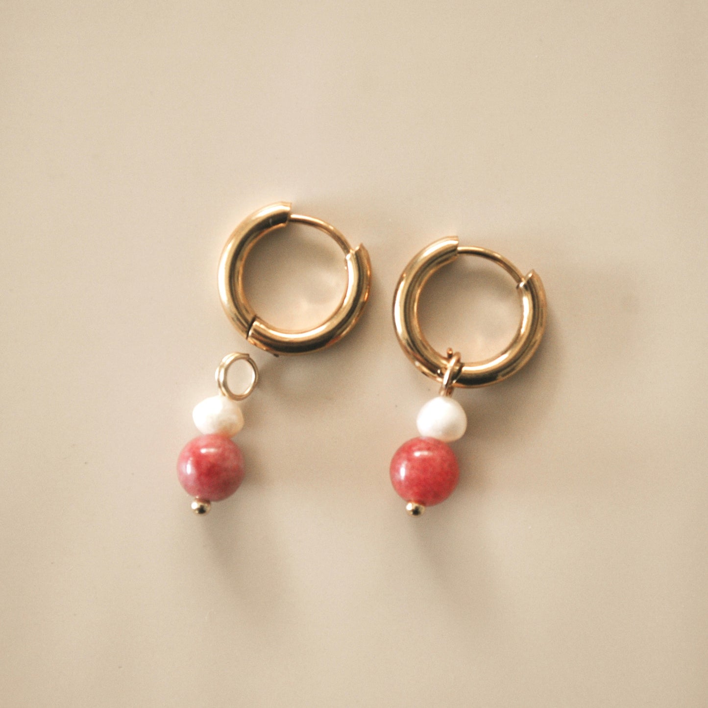 Cuarzo Cherry + Pearl Charms