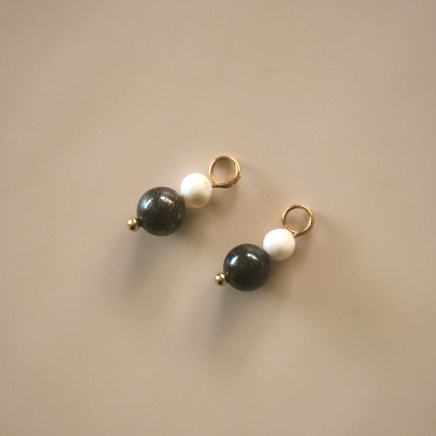 Ágata café + Pearl Charms